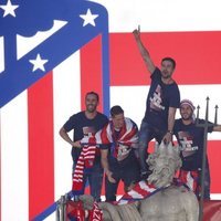 Los capitanes del Atlético de Madrid con Neptuno