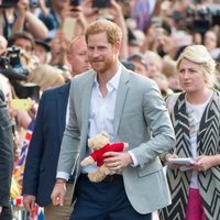 El Príncipe Harry saluda a la gente agolpada en torno al Castillo de Windsor