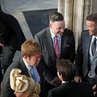 Elton John y David Furnish charlando con David Beckham en la boda del Príncipe Harry y Meghan Markle