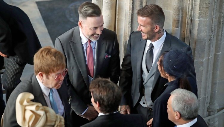 Elton John y David Furnish charlando con David Beckham en la boda del Príncipe Harry y Meghan Markle