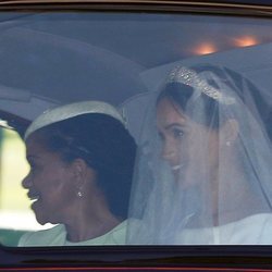 Meghan Markle y su madre Doria Ragland en el coche antes de la ceremonia