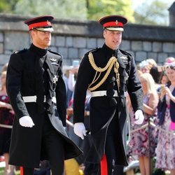 El Príncipe Harry y su hermano el Príncipe Guillermo de Inglaterra llegando a la Capilla de San Jorge