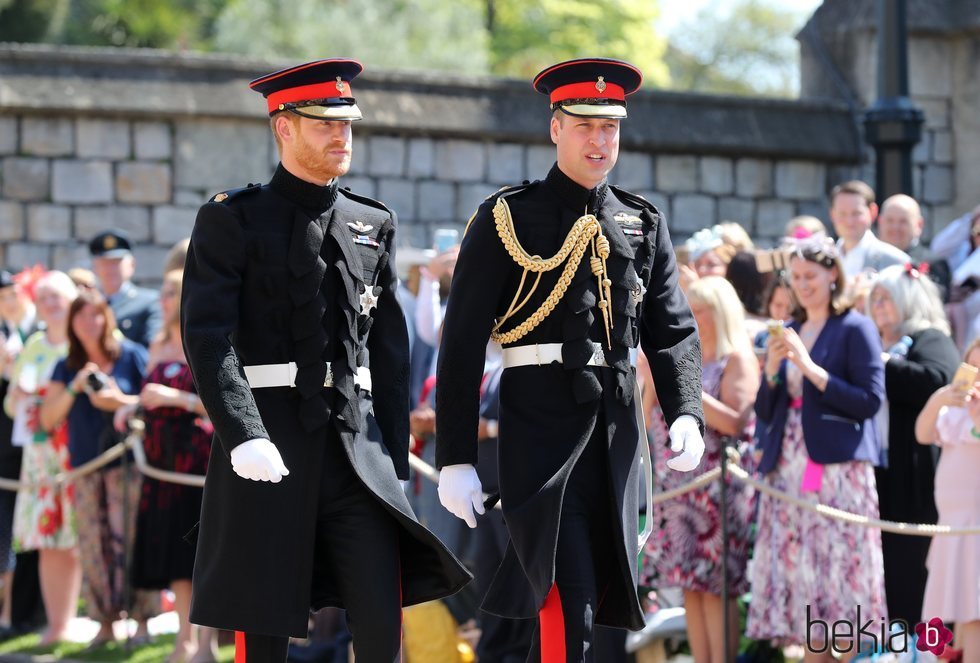 El Príncipe Harry y su hermano el Príncipe Guillermo de Inglaterra llegando a la Capilla de San Jorge