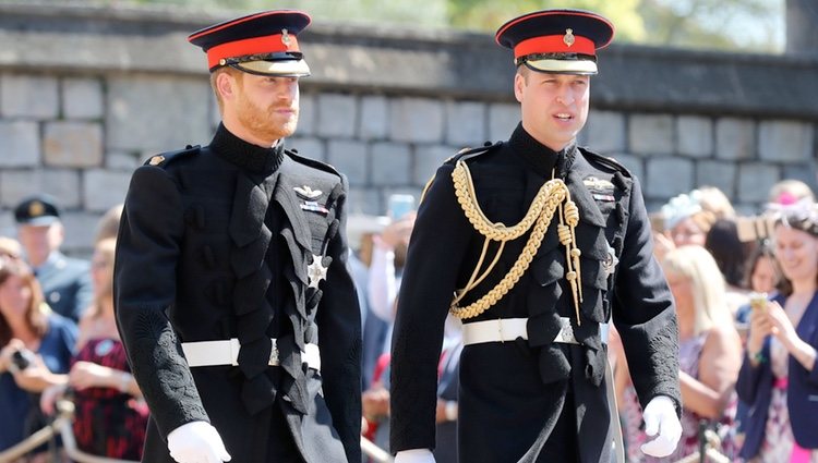 El Príncipe Harry y su hermano el Príncipe Guillermo de Inglaterra llegando a la Capilla de San Jorge