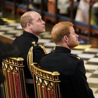El Príncipe Guillermo de Inglaterra y el Príncipe Harry en la Capilla de San Jorge esperando a Meghan Markle