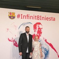 Marc Gasol y su mujer en el homenaje de despedida a Andrés Iniesta