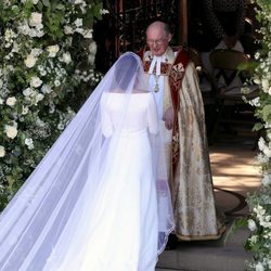 Meghan Markle en la puerta de la Capilla de San Jorge antes de su boda con el Príncipe Harry