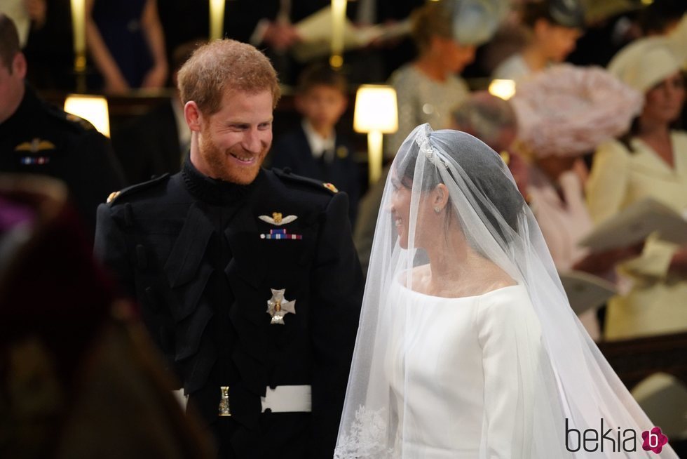 El Príncipe Harry y Meghan Markle se dedican miradas cómplices en su boda