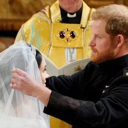 El Príncipe Harry retira el velo a Meghan Markle durante su boda