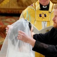 El Príncipe Harry retira el velo a Meghan Markle durante su boda