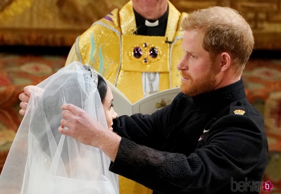 El Príncipe Harry retira el velo a Meghan Markle durante su boda