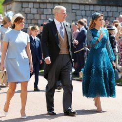 El Príncipe Andrés de Inglaterra con sus hijas Beatriz y Eugenia en la boda del Príncipe Harry y Guillermo de Inglaterra