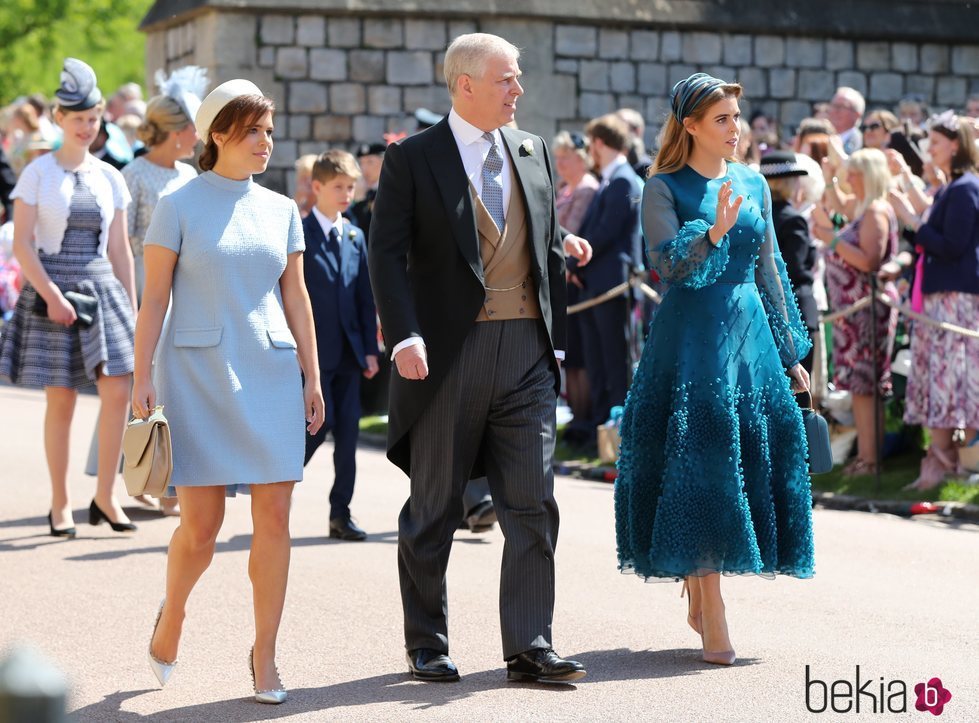 El Príncipe Andrés de Inglaterra con sus hijas Beatriz y Eugenia en la boda del Príncipe Harry y Guillermo de Inglaterra
