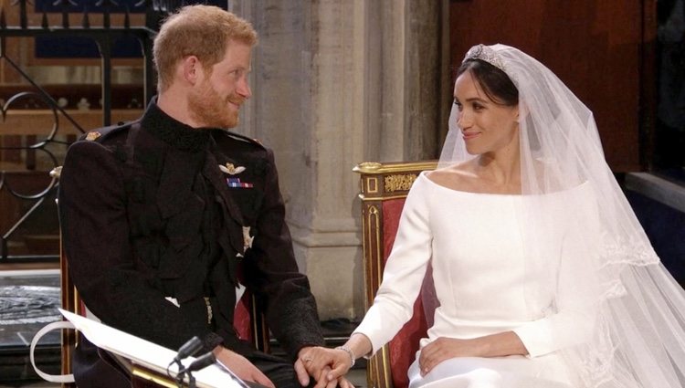 El Príncipe Harry y Meghan Markle se miran con cariño en la boda