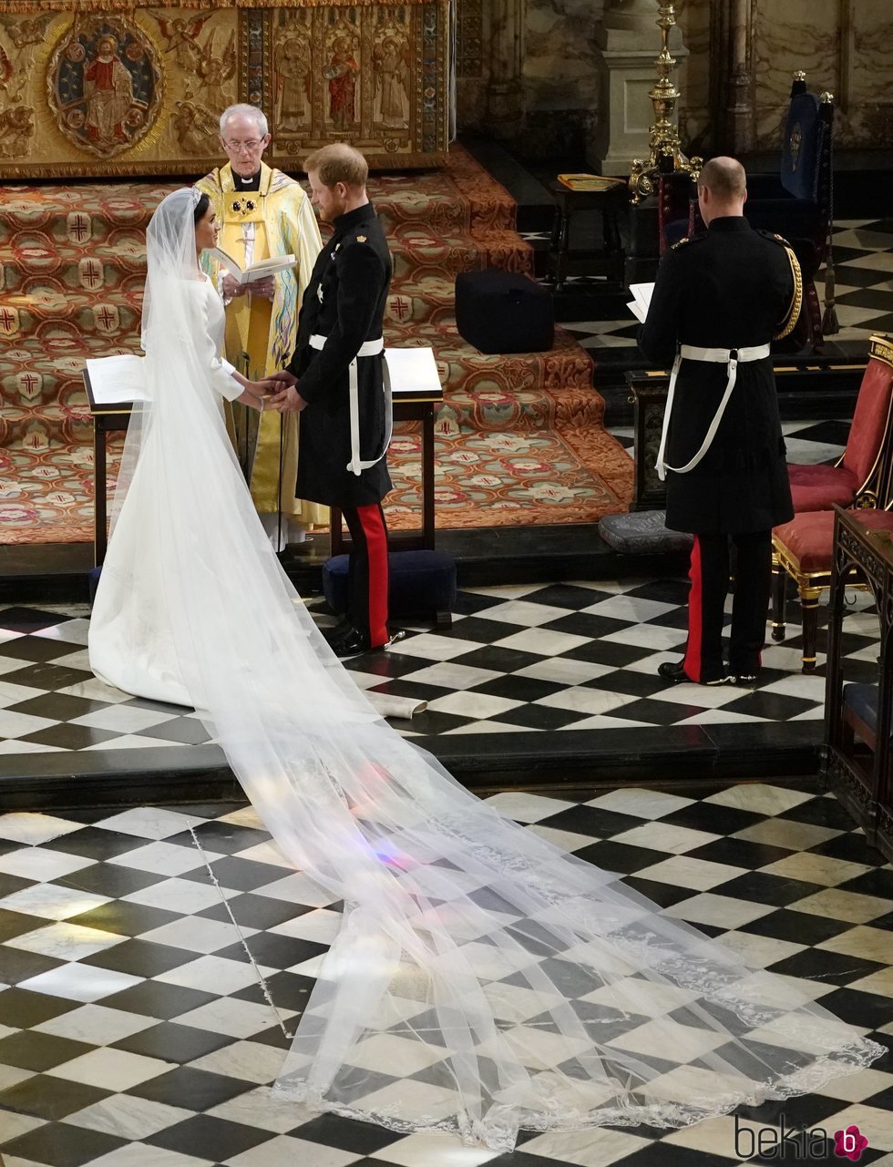 El espectacular velo y vestido de Meghan Markle durante su boda con el Príncipe Harry