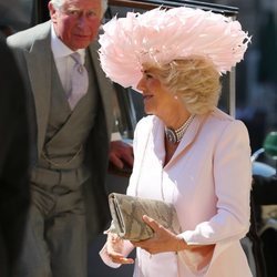 El Príncipe Carlos y la Duquesa de Cornualles llegando a la boda del Príncipe Harry y Meghan Markle