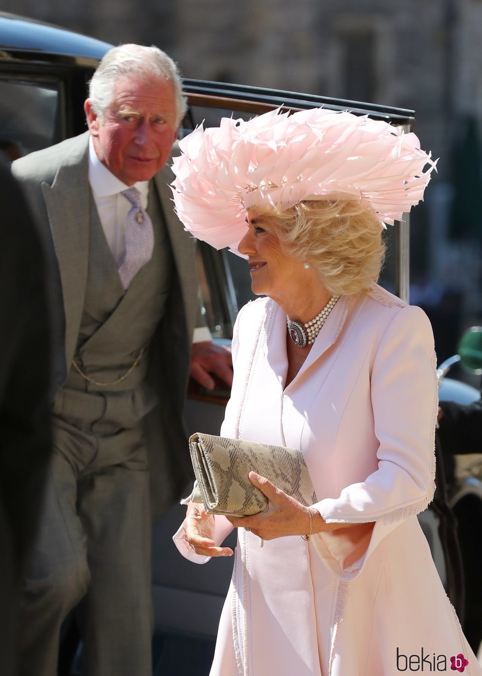 El Príncipe Carlos y la Duquesa de Cornualles llegando a la boda del Príncipe Harry y Meghan Markle