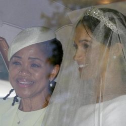 Meghan Markle y su madre llegando en coche a la Capilla de San Jorge