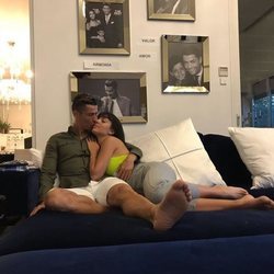 Georgina Rodríguez y Cristiano Ronaldo abrazados en el sofá de su casa