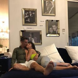 Georgina Rodríguez y Cristiano Ronaldo abrazados en el sofá de su casa