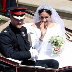 El Príncipe Harry y Meghan Markle en el carruaje tras su boda