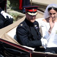 El Príncipe Harry y Meghan Markle en el carruaje tras su boda
