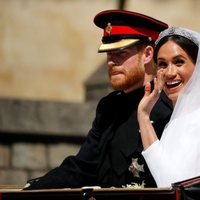 Meghan Markle saluda junto al Príncipe Harry en el carruaje tras su boda