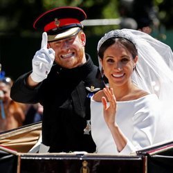 El Príncipe Harry de Inglaterra y Meghan Markle en una foto divertida en su boda