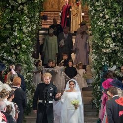 El Príncipe Harry y Meghan Markle convertidos en marido y mujer tras su boda con las damas y los pajes detrás