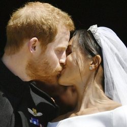 El Príncipe Harry y Meghan Markle se besan tras su boda