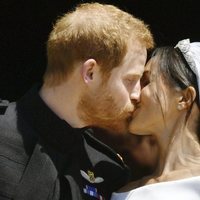 El Príncipe Harry y Meghan Markle se besan tras su boda