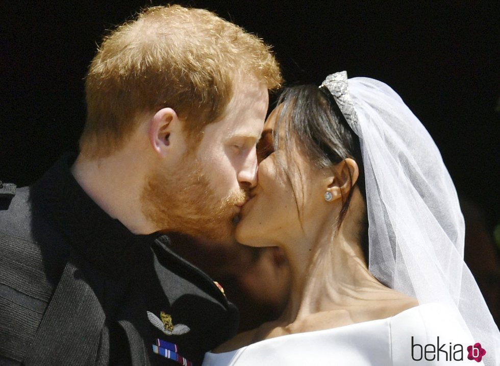 El Príncipe Harry y Meghan Markle se besan tras su boda