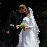 El Príncipe Harry y Meghan Markel se besan con mucho cariño tras su boda