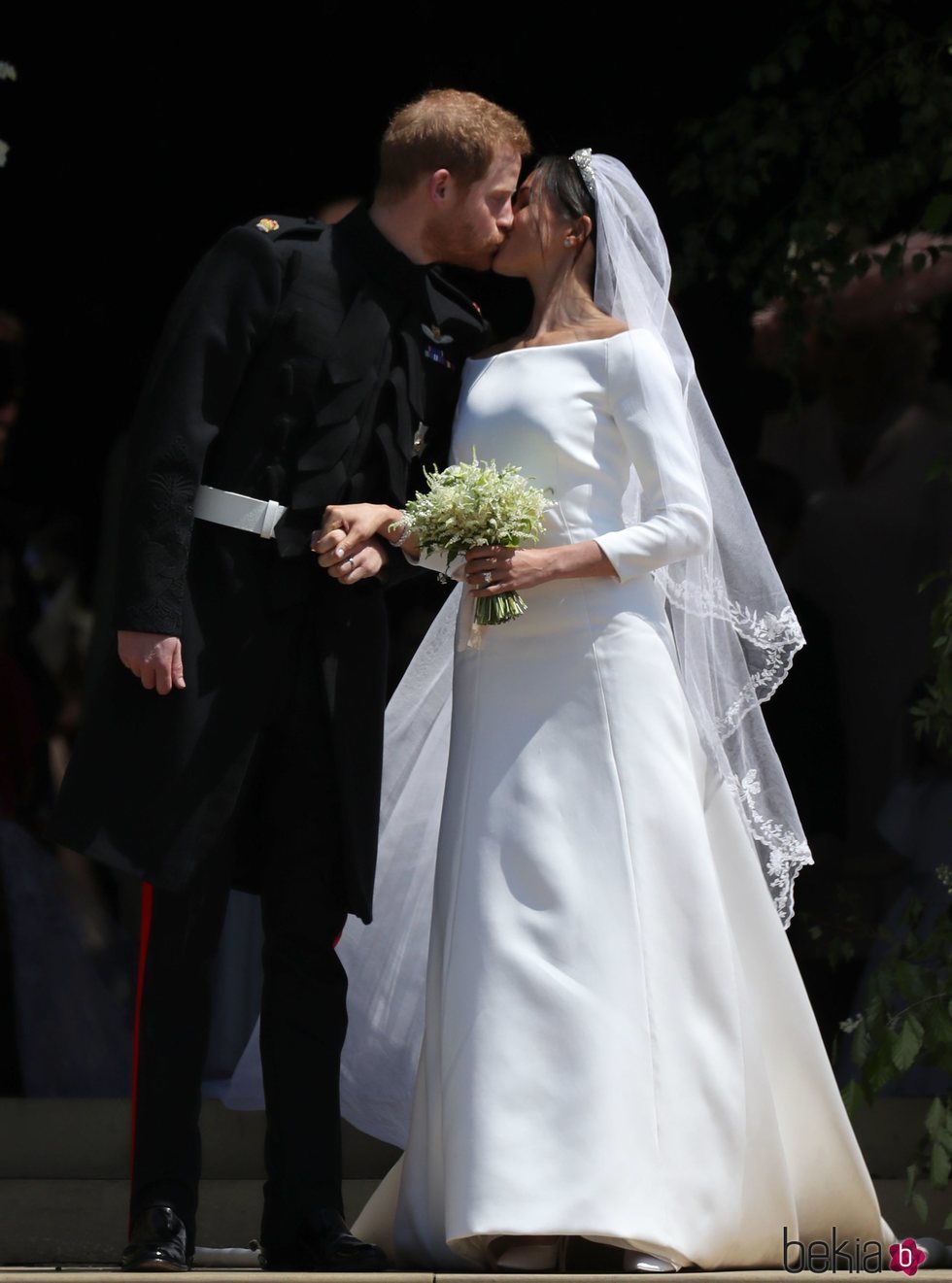 El Príncipe Harry y Meghan Markel se besan con mucho cariño tras su boda