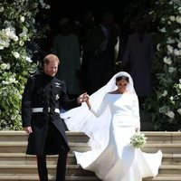 El Príncipe Harry y Meghan Markle bajan las escaleras tras su boda