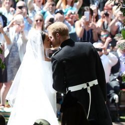 Preciosa foto del Príncipe Harry y Meghan Markle besándose con el público de fondo