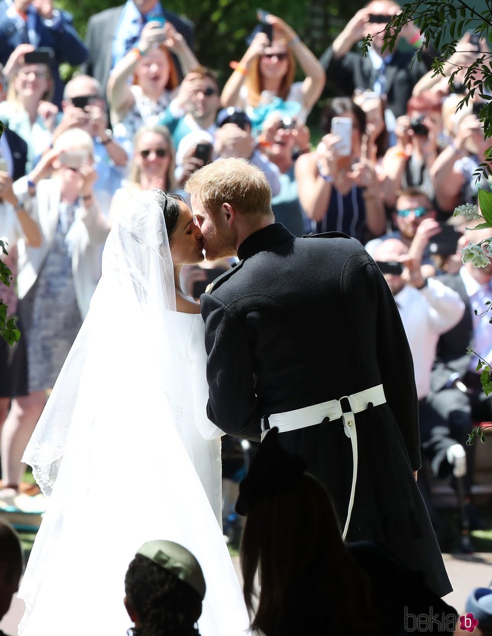 Preciosa foto del Príncipe Harry y Meghan Markle besándose con el público de fondo