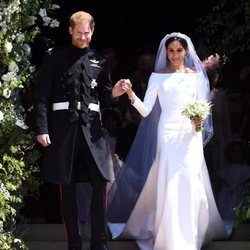 El Príncipe Harry y Meghan Markle salen de la capilla tras su boda para saludar a la gente