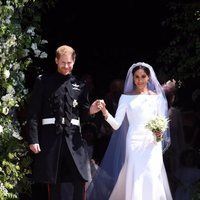 El Príncipe Harry y Meghan Markle salen de la capilla tras su boda para saludar a la gente