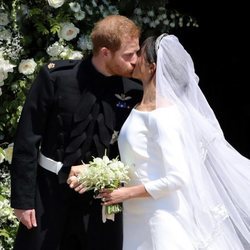 Meghan Markle y el Príncipe Harry se besan tras su emotiva boda