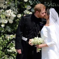 Meghan Markle y el Príncipe Harry se besan tras su emotiva boda