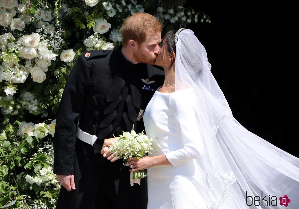 Meghan Markle y el Príncipe Harry se besan tras su emotiva boda