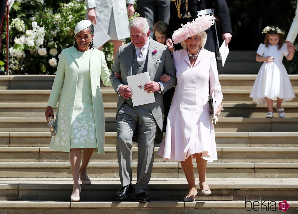 Doria Ragland, el Príncipe Carlos y la Duquesa de Cornualles a la salida de la boda del Príncipe Harry y Meghan Markle