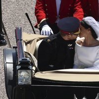 El Príncipe Harry y Meghan Markle se besan en el carruaje