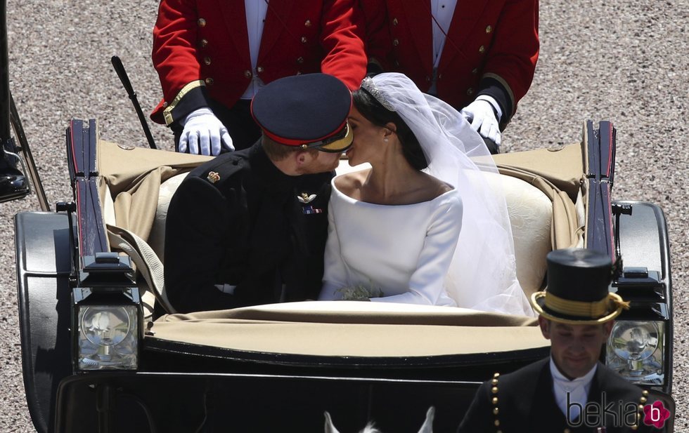 El Príncipe Harry y Meghan Markle se besan en el carruaje