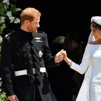 El Príncipe Harry y Meghan Markle se miran cómplices a la salida de la capilla