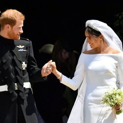 El Príncipe Harry y Meghan Markle se miran cómplices a la salida de la capilla