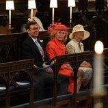 Jack Brooksbank junto a dos damas durante la boda del Príncipe Harry y Meghan Markle