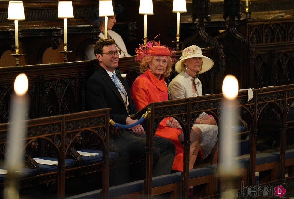Jack Brooksbank junto a dos damas durante la boda del Príncipe Harry y Meghan Markle