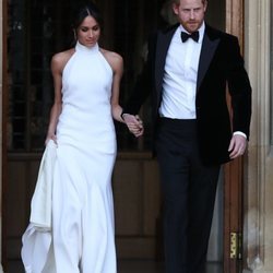 El Príncipe Harry y Meghan Markle saliendo del Castillo de Windsor tras su boda